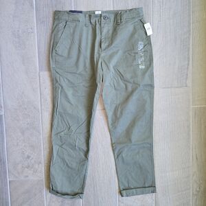 Women's Gap Girlfriend Khaki, Color Green, Size 8. NWT.